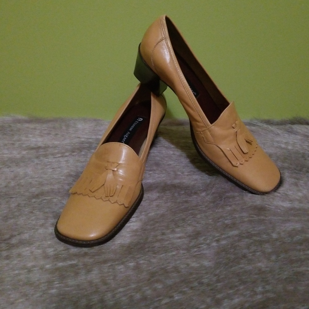 Etienne Aigner soft leather camel Parlay size 7